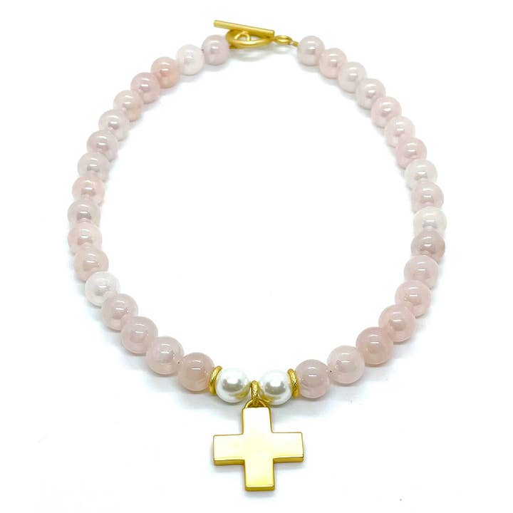 Collier en or mat avec croix et quartz rose avec perles blanches pour la vente par Deborah Grivas Designs