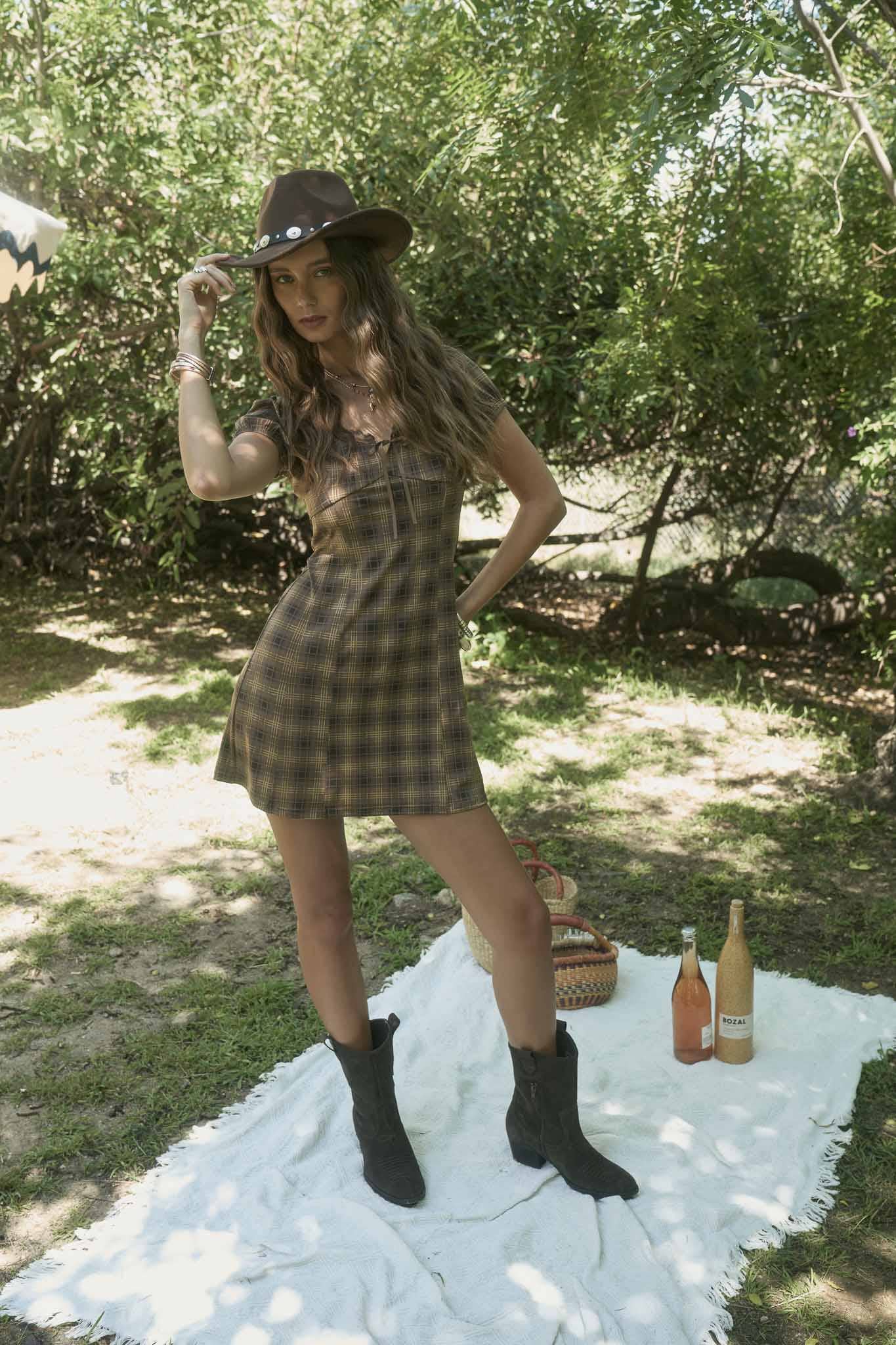 The Workshop Studio - Vente Robe – femme - ROBE COURTE À MANCHES COURTES À CARREAUX AVEC LACETS ET DÉTAILS EN DENTELLE6