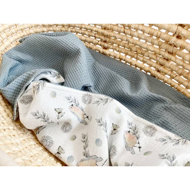 Couverture gaufrée pour bébé - vieux oiseaux verts pour la vente par Natural Cuddles