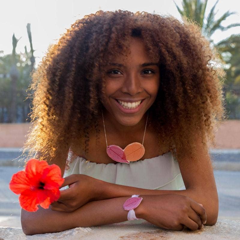 coloretas – Großhandel Kette mit Anhänger/Charm – Fuchsia- und orangefarbenes Blatt-Halsband1