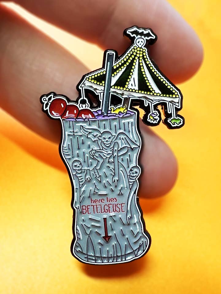 Épingle Summerween, Tiki Halloween Beetlejuice - Cocktail d'Horreur pour la vente par Carrie Anne Hudson Art