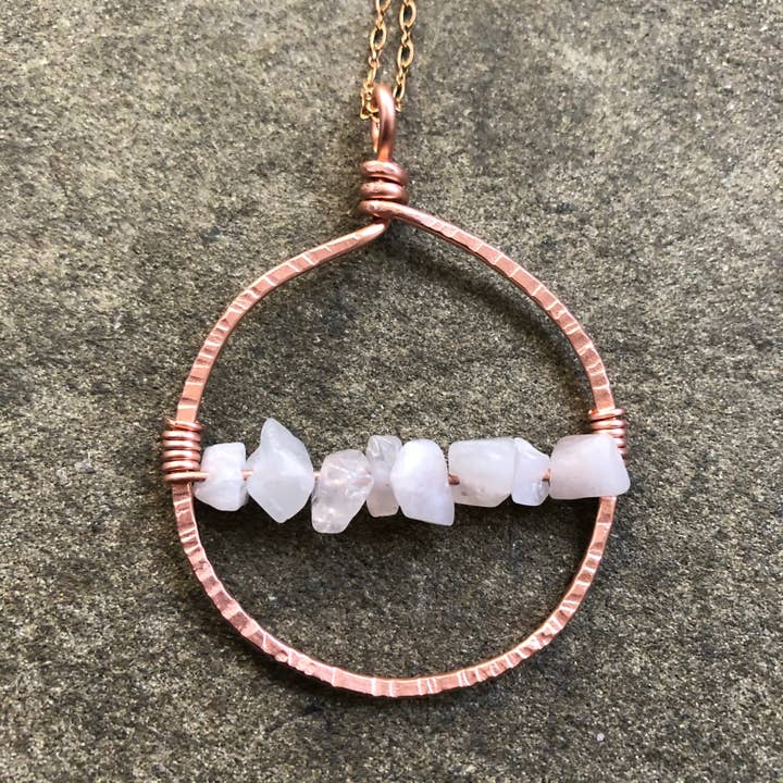 Anneau en cuivre texturé+quartz rose pour la vente par Kate Stephen Jewelry