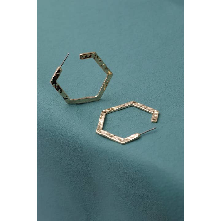 Gold HAMMERED HEXAHON HOOP EARRINGS | 80E1615 for wholesale on Faire1