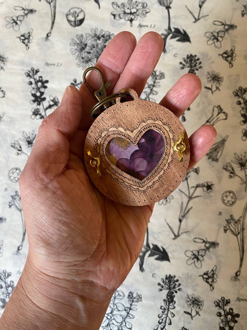 Holly Hills Lane - Wholesale Keychain – Women's - Mahogany Heart Pocket Flower Press Keychain with Oak Inlay7