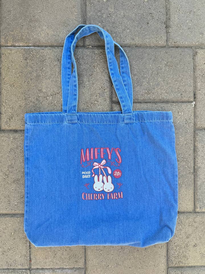 Sac cabas lapin à nœud en denim brodé pour la vente par Threads By Tie