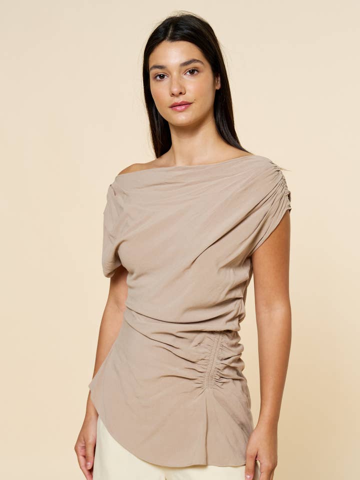 Haut froncé asymétrique pour la vente par Lalavon