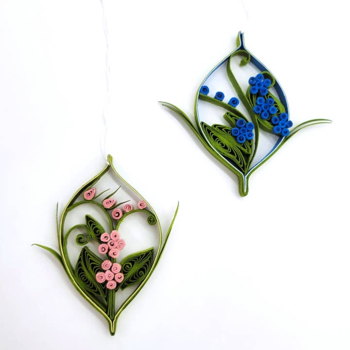Ornement de fleurs en papier roulé (ensemble de 2) pour la vente par Eclectic Woodchuck