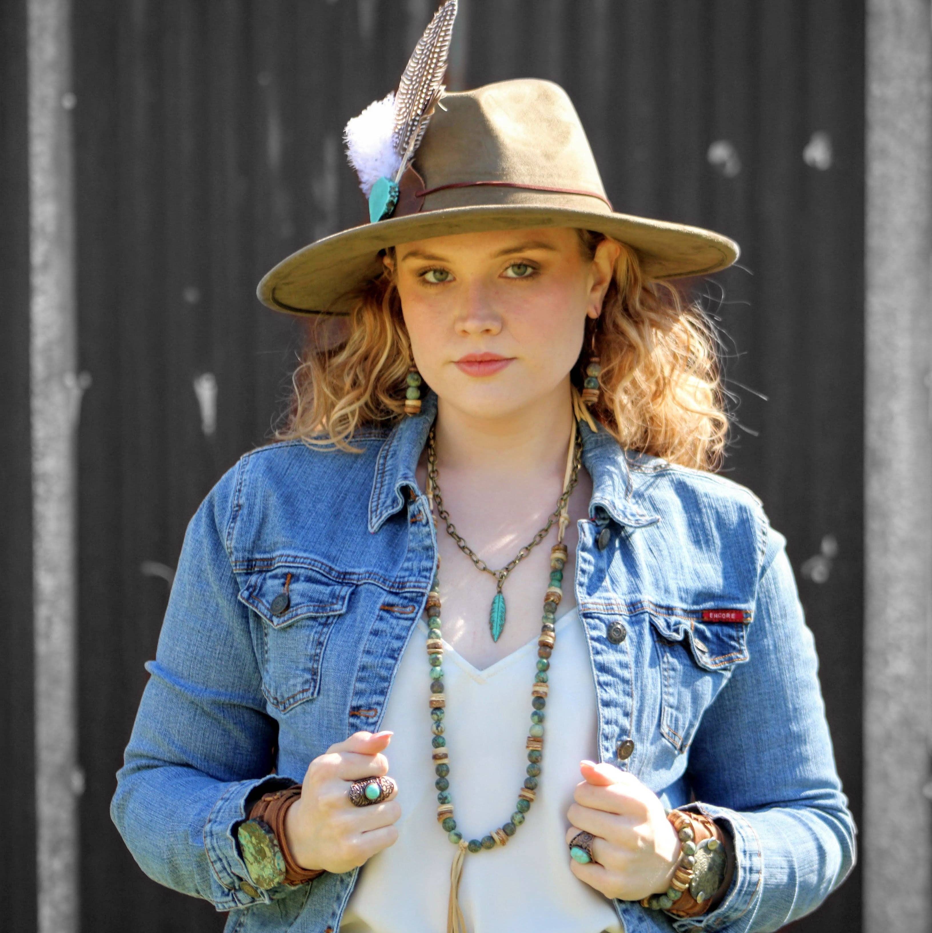 The Jewelry Junkie – Engroshandel Perlehalskæde – Frostet afrikansk turkis halskæde træperler læderkvast 257z3