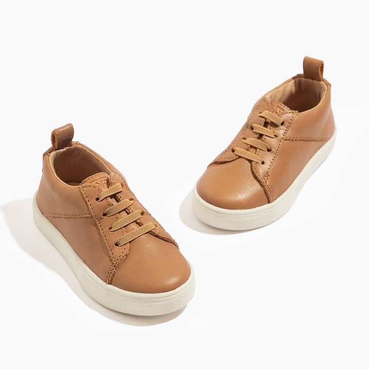 Verwitterter brauner klassischer Schnürsneaker II für den Großhandel von Freshly Picked