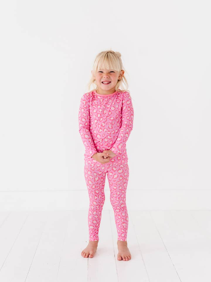 Set di jammies a maniche lunghe con leopardo rosa per la vendita all'ingrosso da parte di Macaron + Me