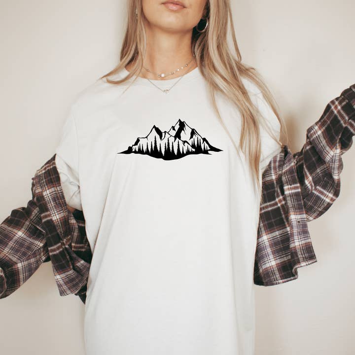 T-shirt graphique de montagne avec ligne d'arbres Nature T-shirt à manches longues 063 pour la vente par 208 Tees