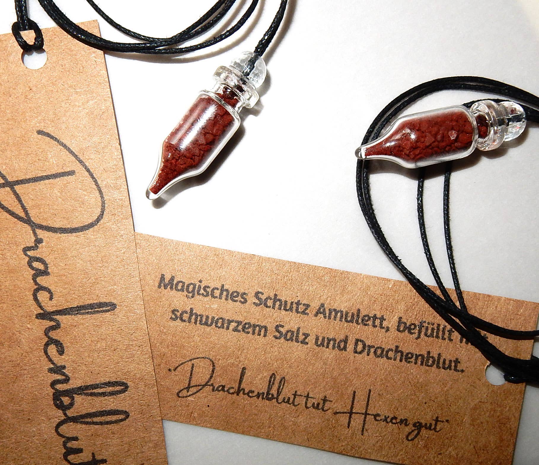 Andrea van Angel - Vente Breloques/médailles personnalisées - Lot de 10 pendentifs fioles en verre de sang de dragon - talisman de protection2