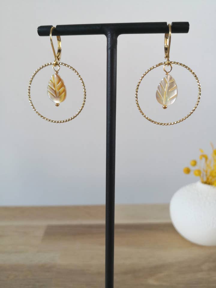 FEUILLE øreringe i grå perlemor og guldcirkel for engroshandel hos Un Amour de Bibi