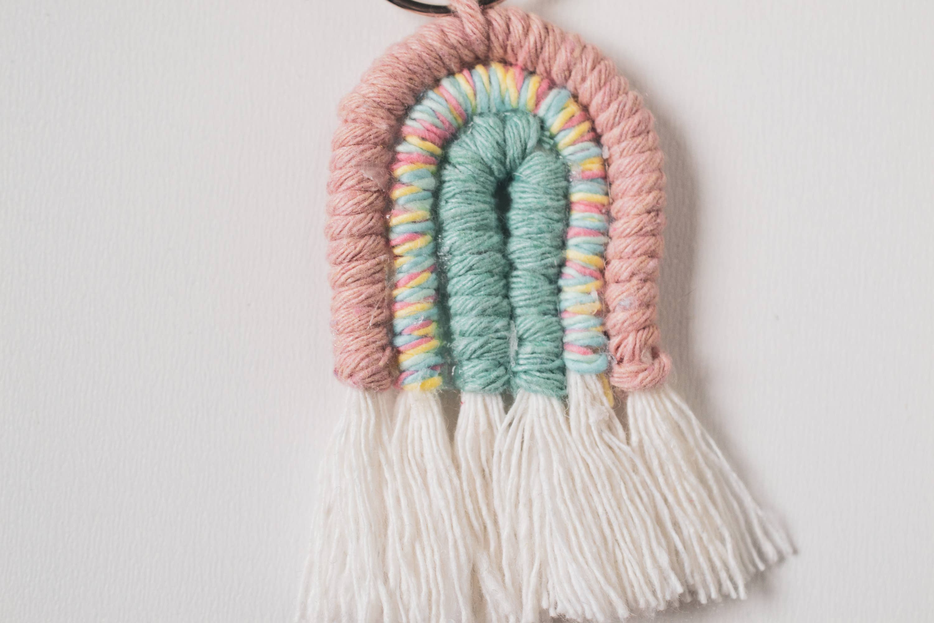 Ruby Moon Decor – Großhandel Schlüsselanhänger – Damen – Bunter Boho-Makramee-Regenbogen-Schlüsselanhänger3