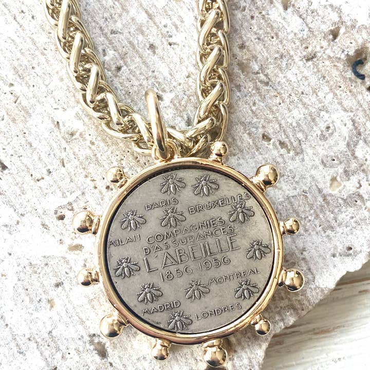 VB&CO Designs Handmade Jewelry – Großhandel Kette mit Anhänger/Charm – French Coin Queen England trendige Boutique für handgefertigten Schmuck