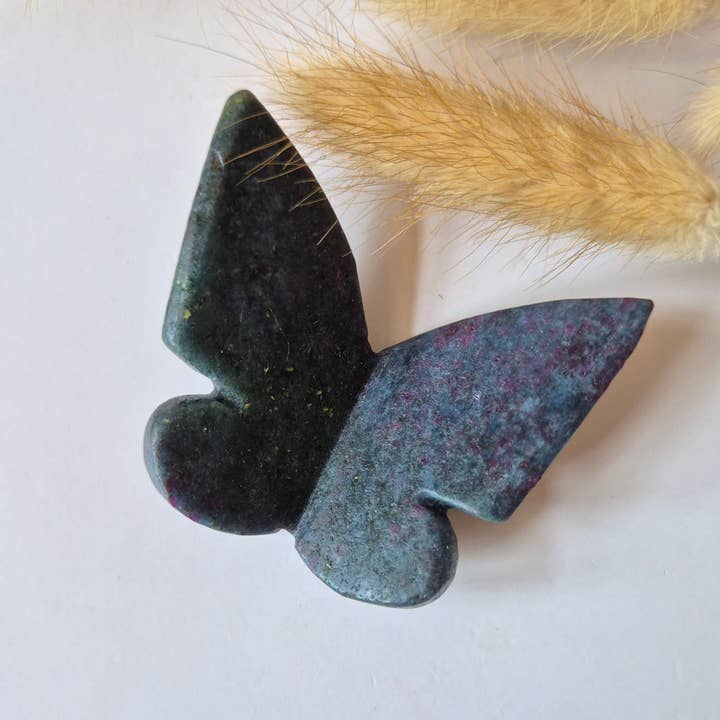 Gemstone Butterfly 6x5 cm – Ruby in Fuchsite UV reactive for wholesale by Moonlight Gemstones