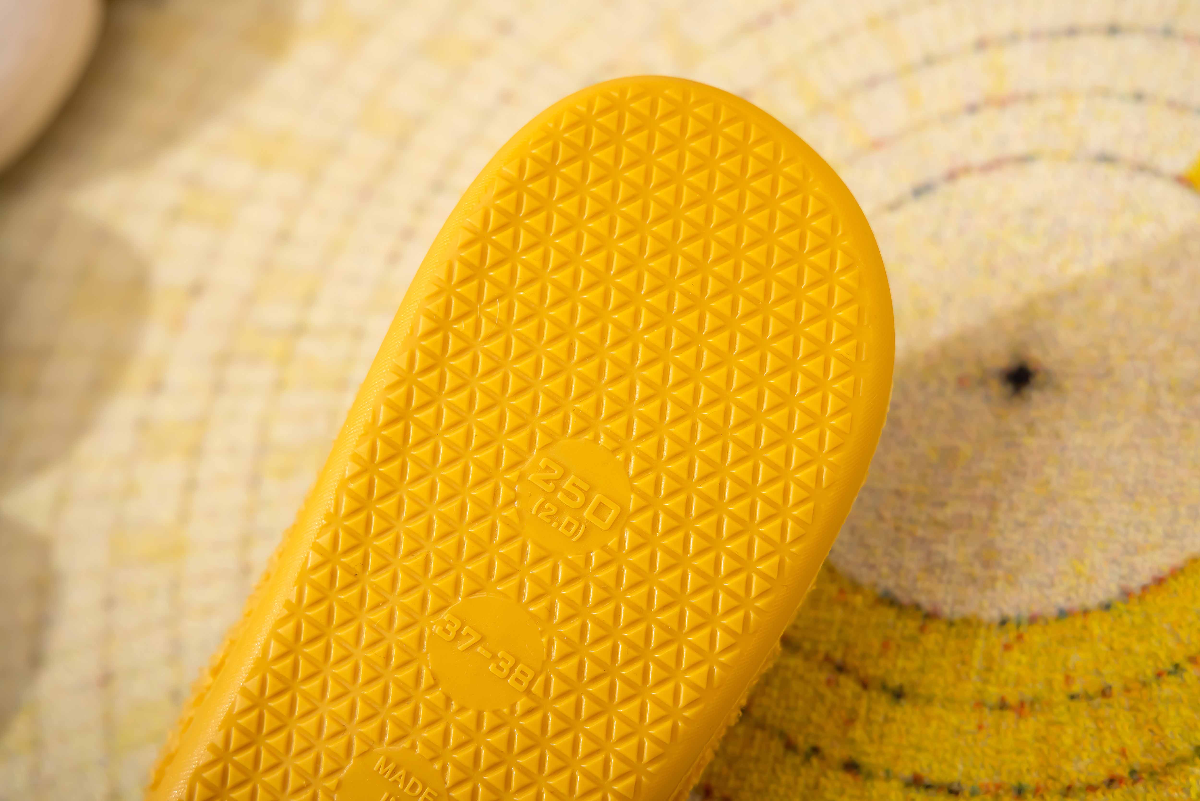 Shop Lev - Vente Chaussons – femme - Chaussons confort à semelle légère en fausse fourrure douce avec visage souriant pour adulte16