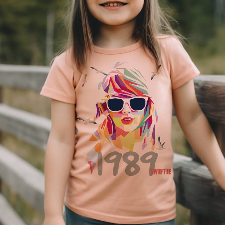 Par.tees by Party On! - Venta al por mayor Camiseta serigrafiada - Niños - Camiseta Gráfica de Concierto Juvenil Taylor 1989 Era Swiftie 1989 Color