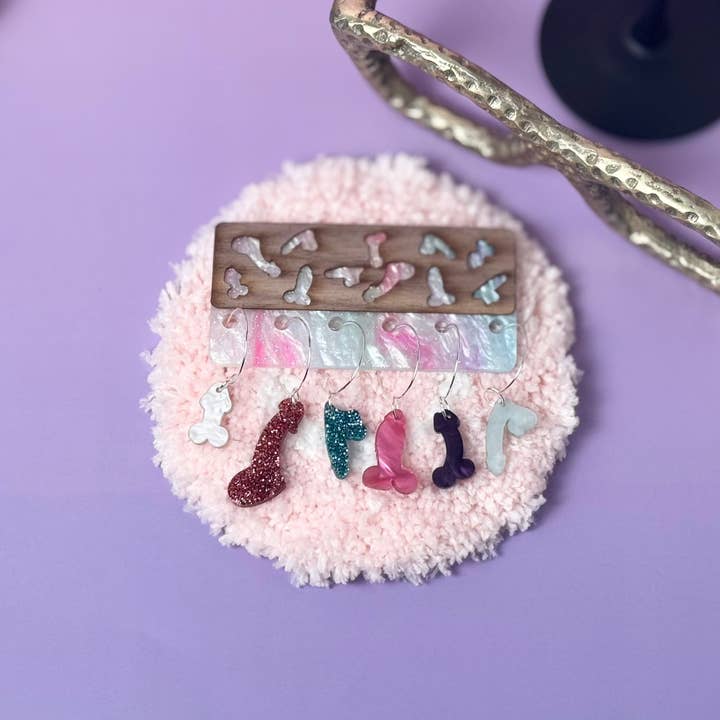 Ensemble de Charms en Acrylique pour Verre à Vin Penis pour la vente par HandCrofted