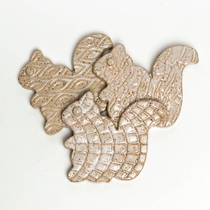 White Squirrel Clayworks - Vente Aimants - Aimant en céramique fait main en forme d'écureuil blanc