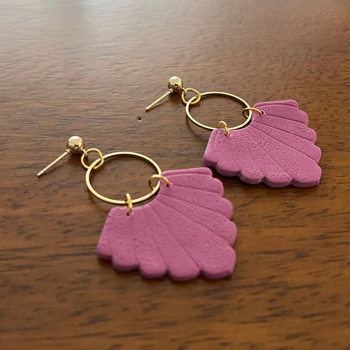 Pendentif rose festonné pour la vente par Amber & Aspen