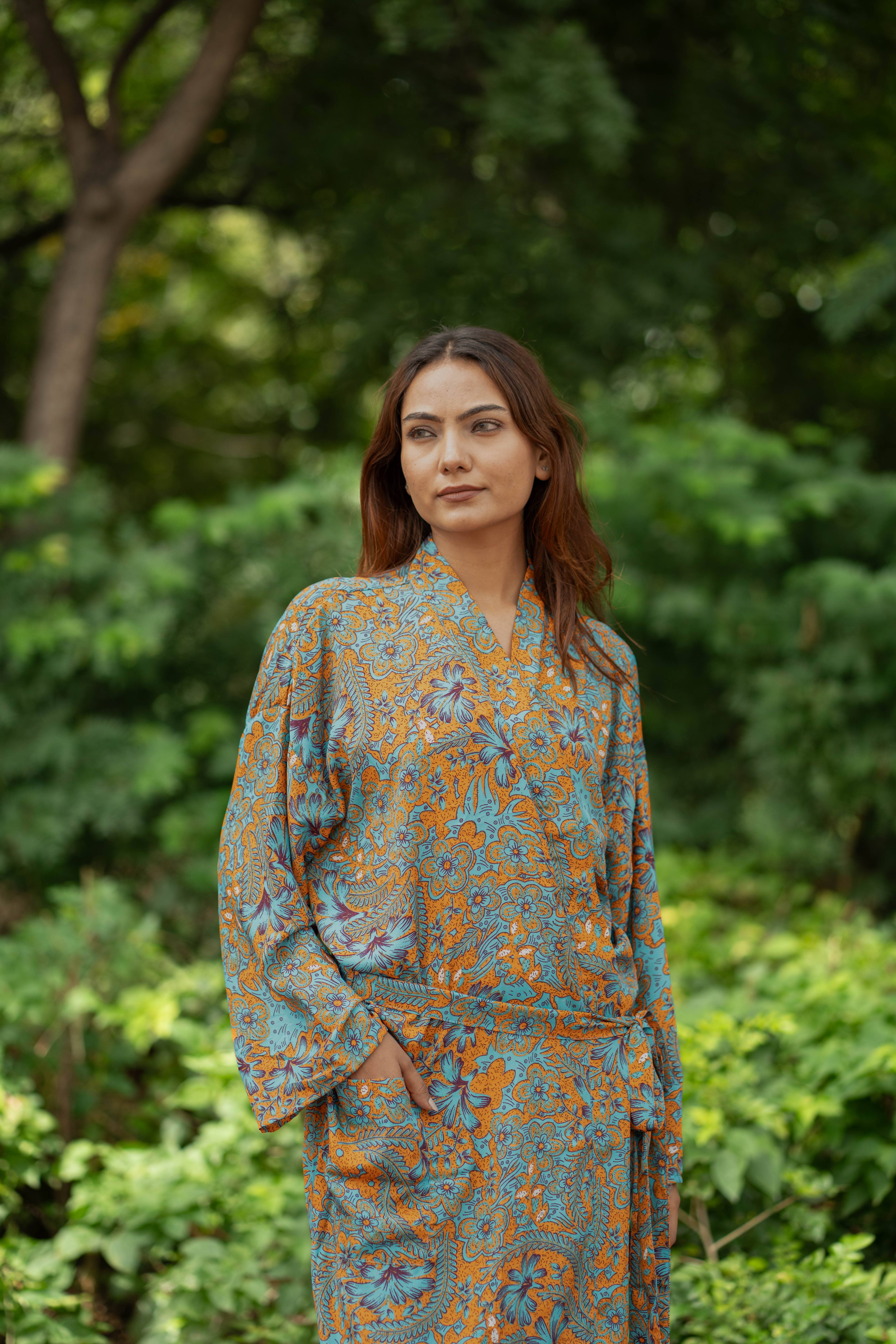 The Eastern Loom - Wholesale Kimono - Dames - Boheemse nieuwe zijden sari-kimono voor dames | Regal House strandjas1