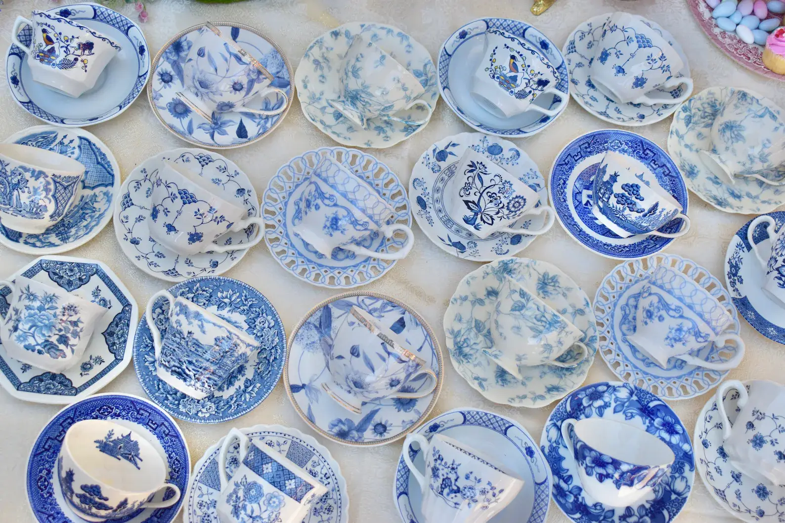 All Little Cute Things – wholesale Kaffe-/Tékopp – Blandade tekoppar i blått och vitt för catering och event3