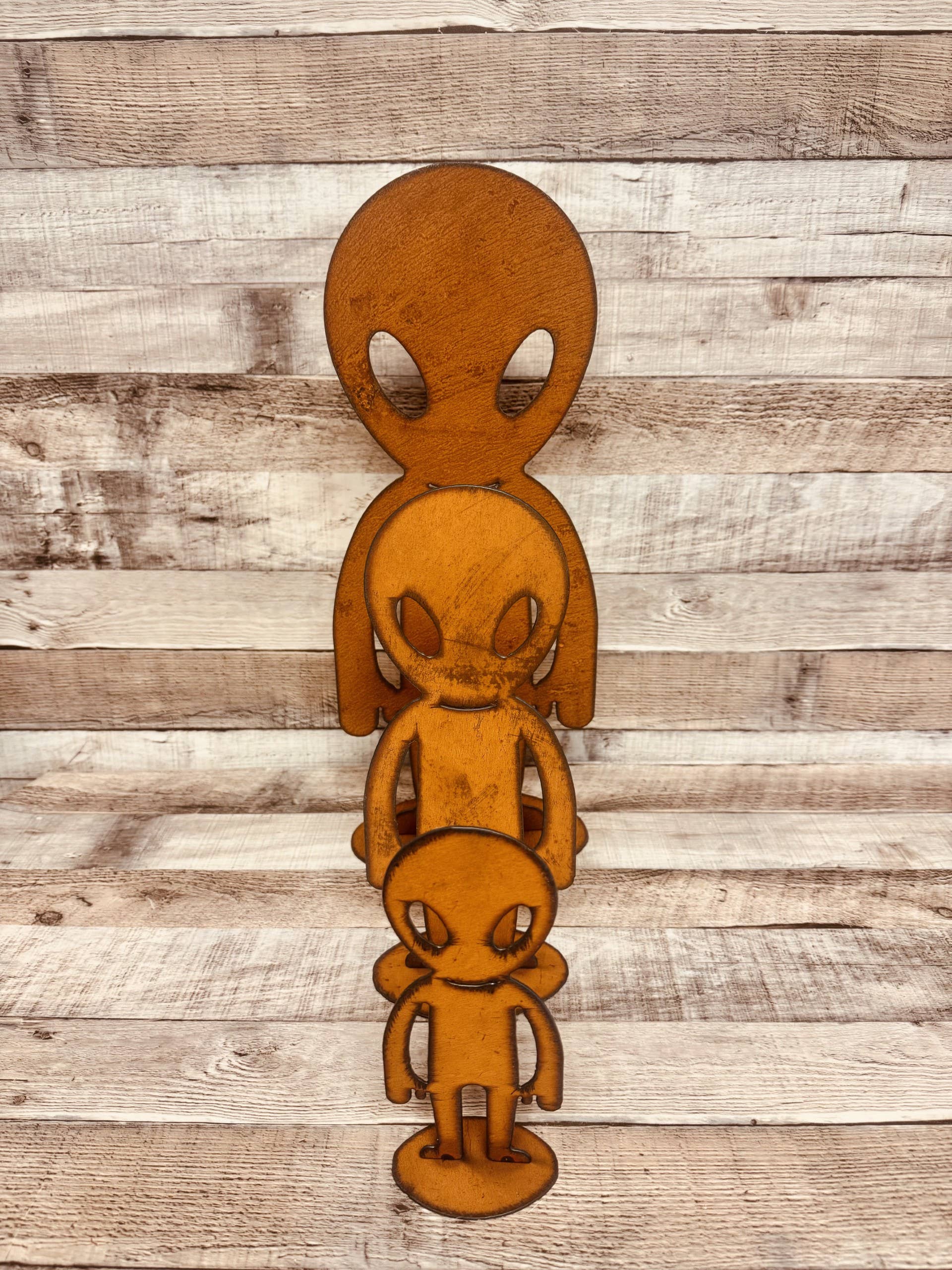 Universal Ironworks USA - Wholesale Outdoor Ornament/Decor - Alien Area 51 Standing Yard Art Rustic Metal Garden Decor 2