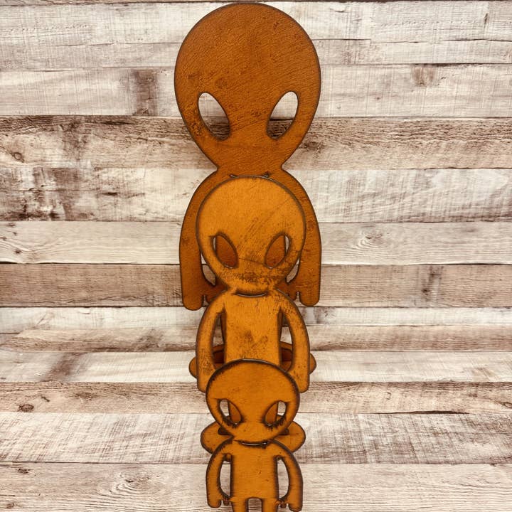 Universal Ironworks USA - Wholesale Outdoor Ornament/Decor - Alien Area 51 Standing Yard Art Rustic Metal Garden Decor 2