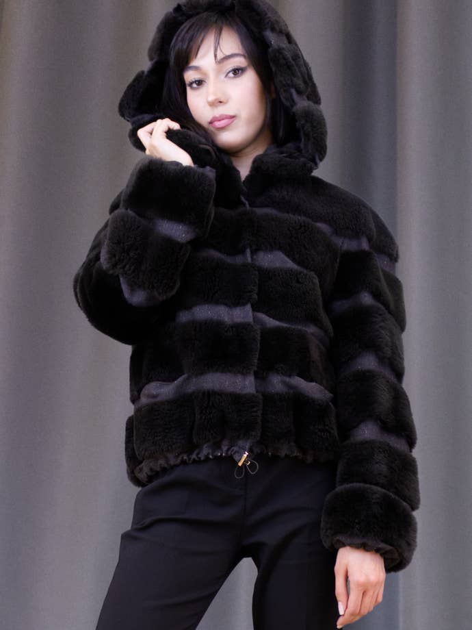 Blouson à capuche en fourrure pour la vente par Marester