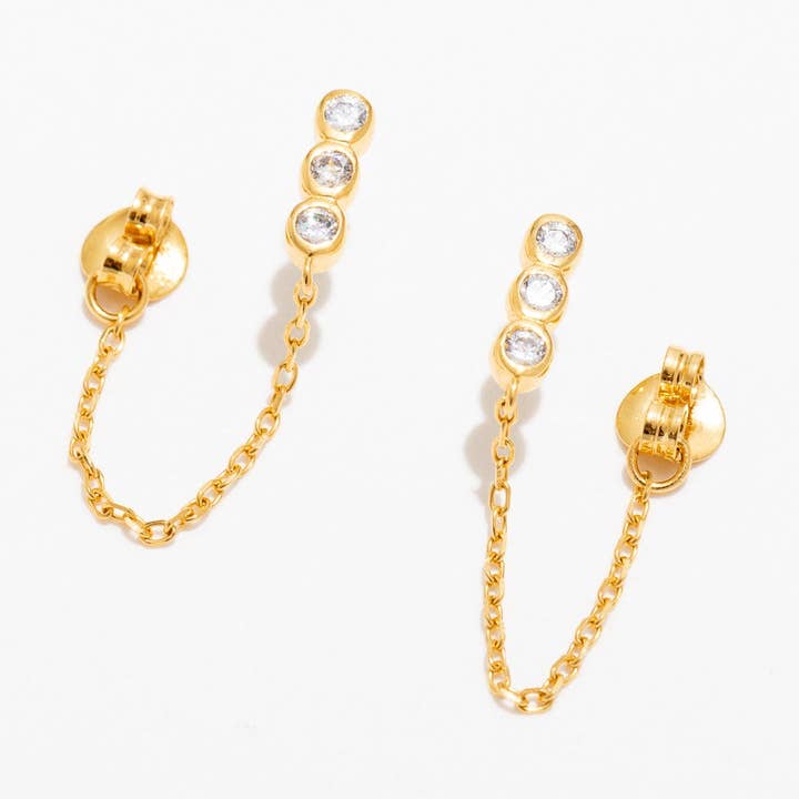 Orecchini a perno con catena Liza placcati in oro 14K - Accenti in CZ per la vendita all'ingrosso da parte di Larissa Loden