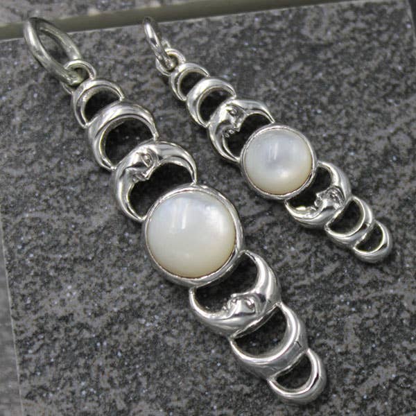 Pendentif en argent sterling et nacre phase de lune pour la vente par Goddess Design Studio
