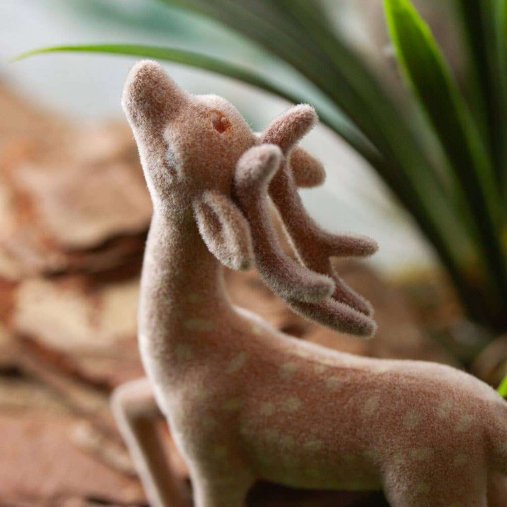 Factory Direct Craft – wholesale Dekorativt bordsobjekt – Miniatyrflockad bockhjort 2" L x 2-1/4" H (påse med 6)1