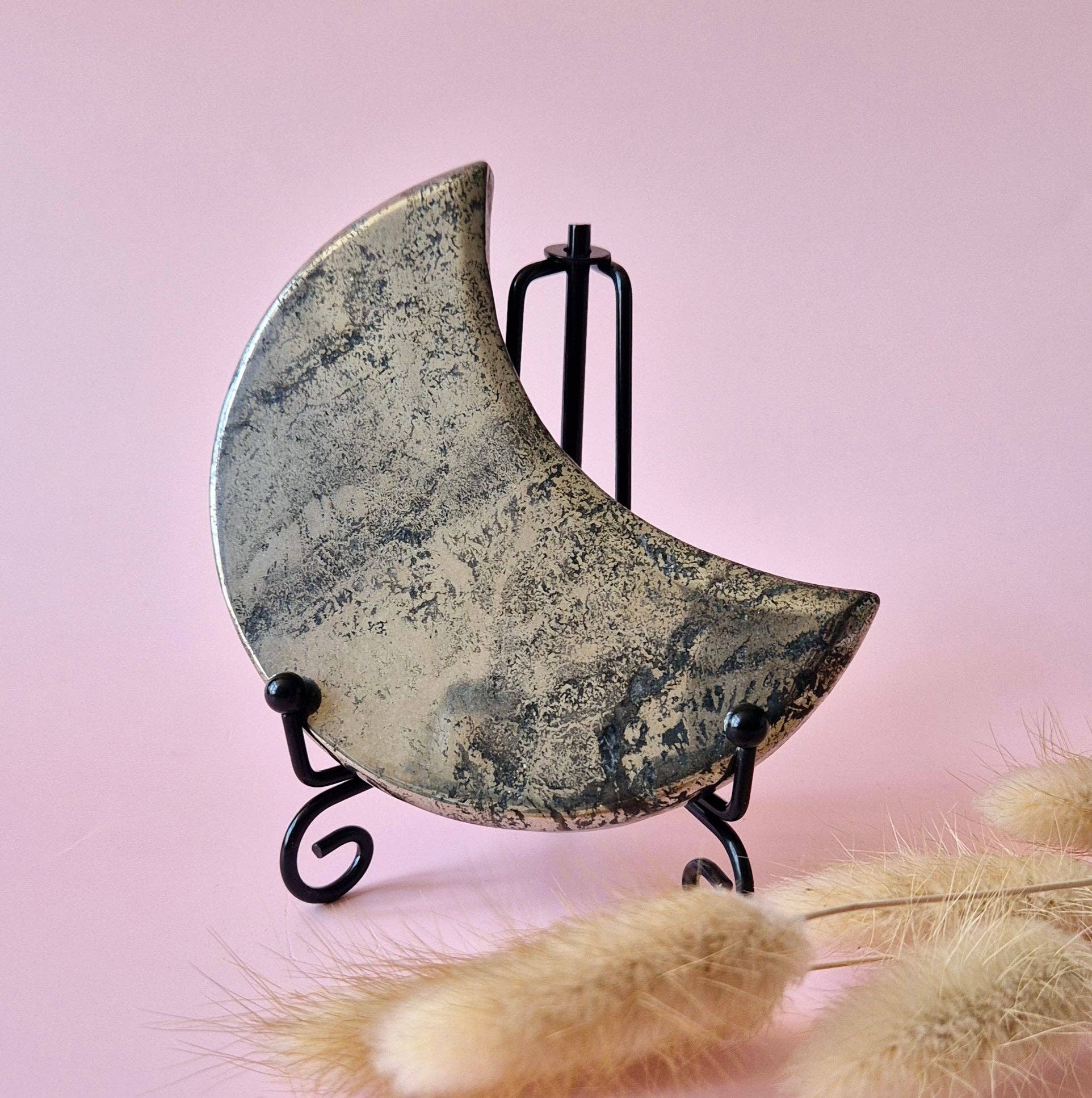 Moonlight Gemstones - Vendita all'ingrosso Pietra/cristallo spirituale - Luna in Pirite su Base – 10 cm1