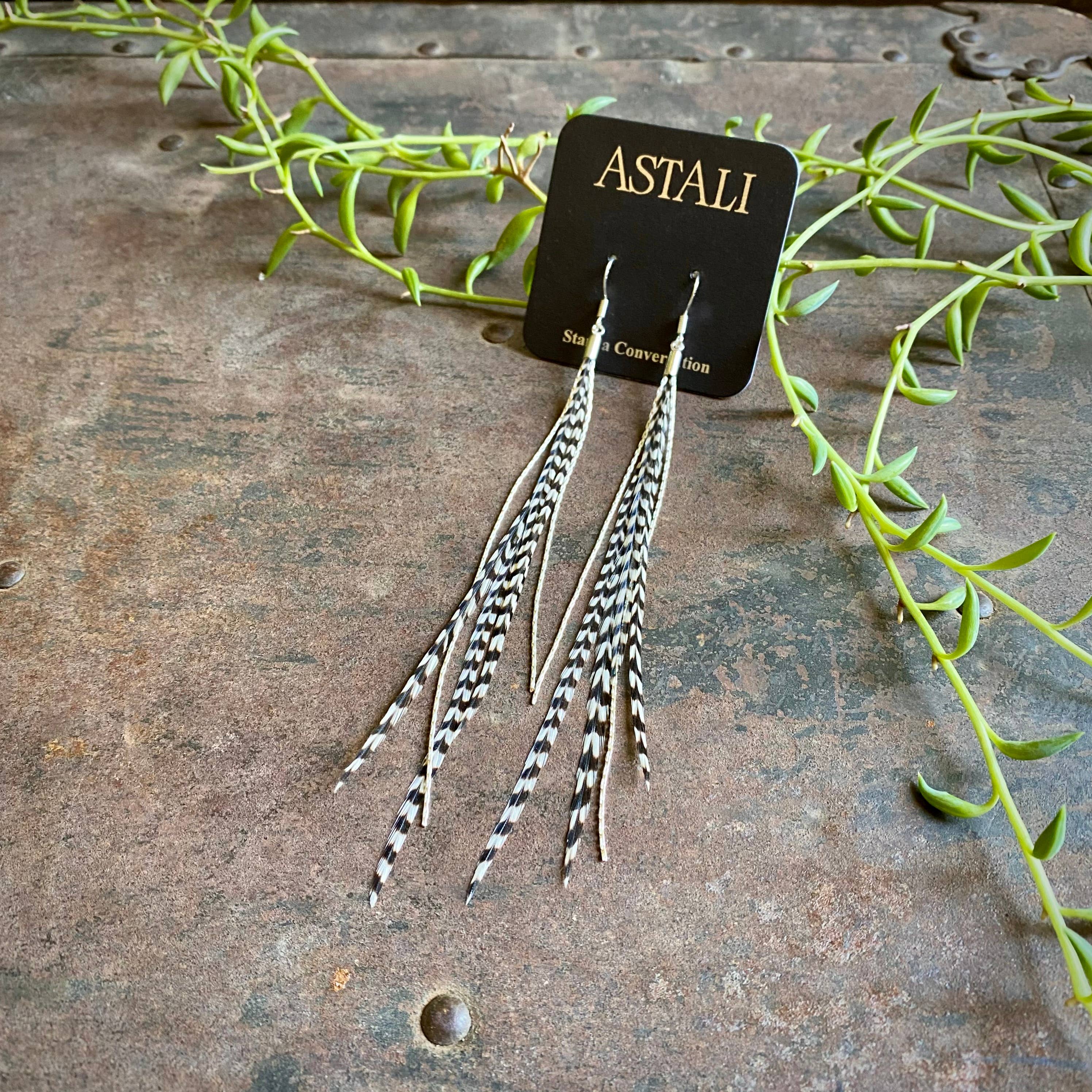 ASTALI - Vendita all'ingrosso Orecchini con nappe - Orecchini mini a piuma - Grizzly/argento, orecchini boho western4