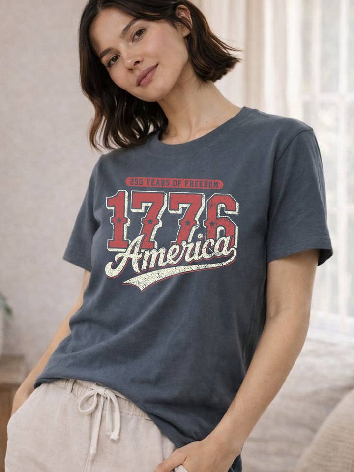 1776 T-shirt graphique vintage Amérique pour la vente par Art by Forgrand