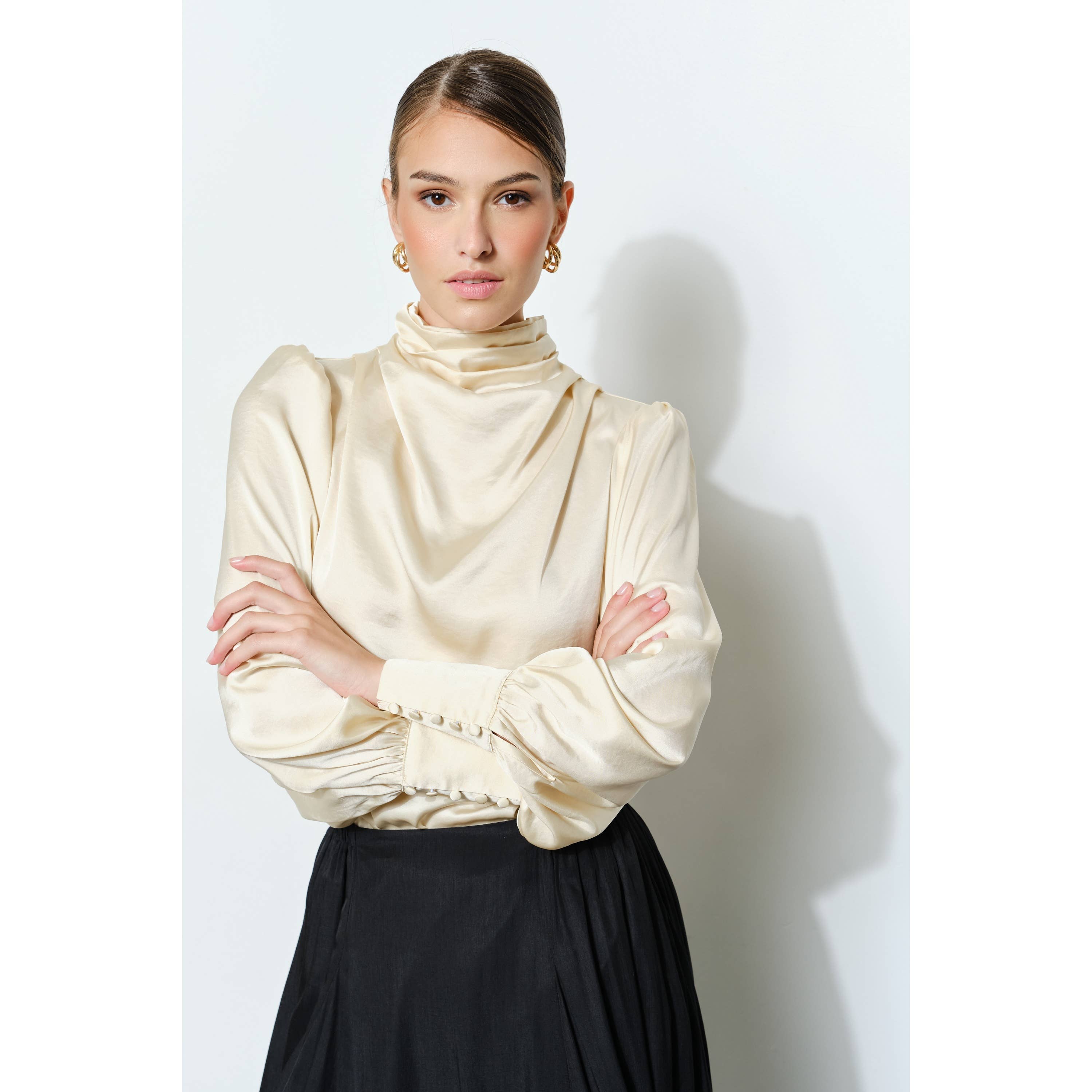 INA – Engroshandel Bluse - Dame – Langærmet draperet satinbluse med høj hals11