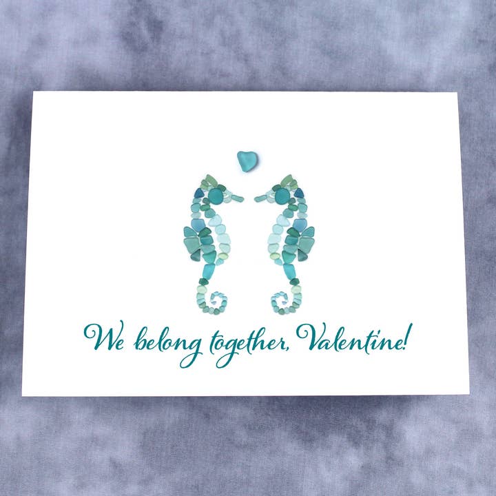 Etched by the Sea, Inc. - Venta al por mayor Tarjetas de San Valentín - Caballitos de mar de cristal marino «¡Pertenecemos juntos, San Valentín!» Tarjeta