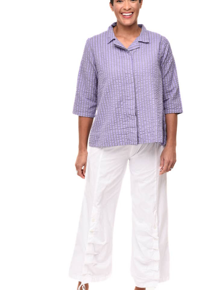 CV855 Haut Grayson en rayure seersucker Sully* pour la vente par Tulip Clothing