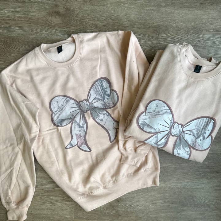 Camo Bow Crewneck for engroshandel hos The Blake and Gray Company