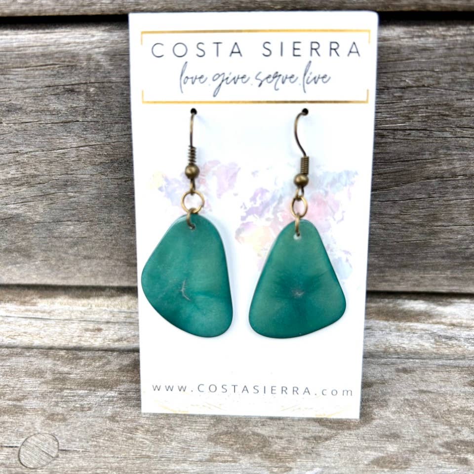 Costa Sierra – wholesale Hängande örhängen – Madalina örhängen i tagua, handfärgade och karvade med naturlig nötlook13