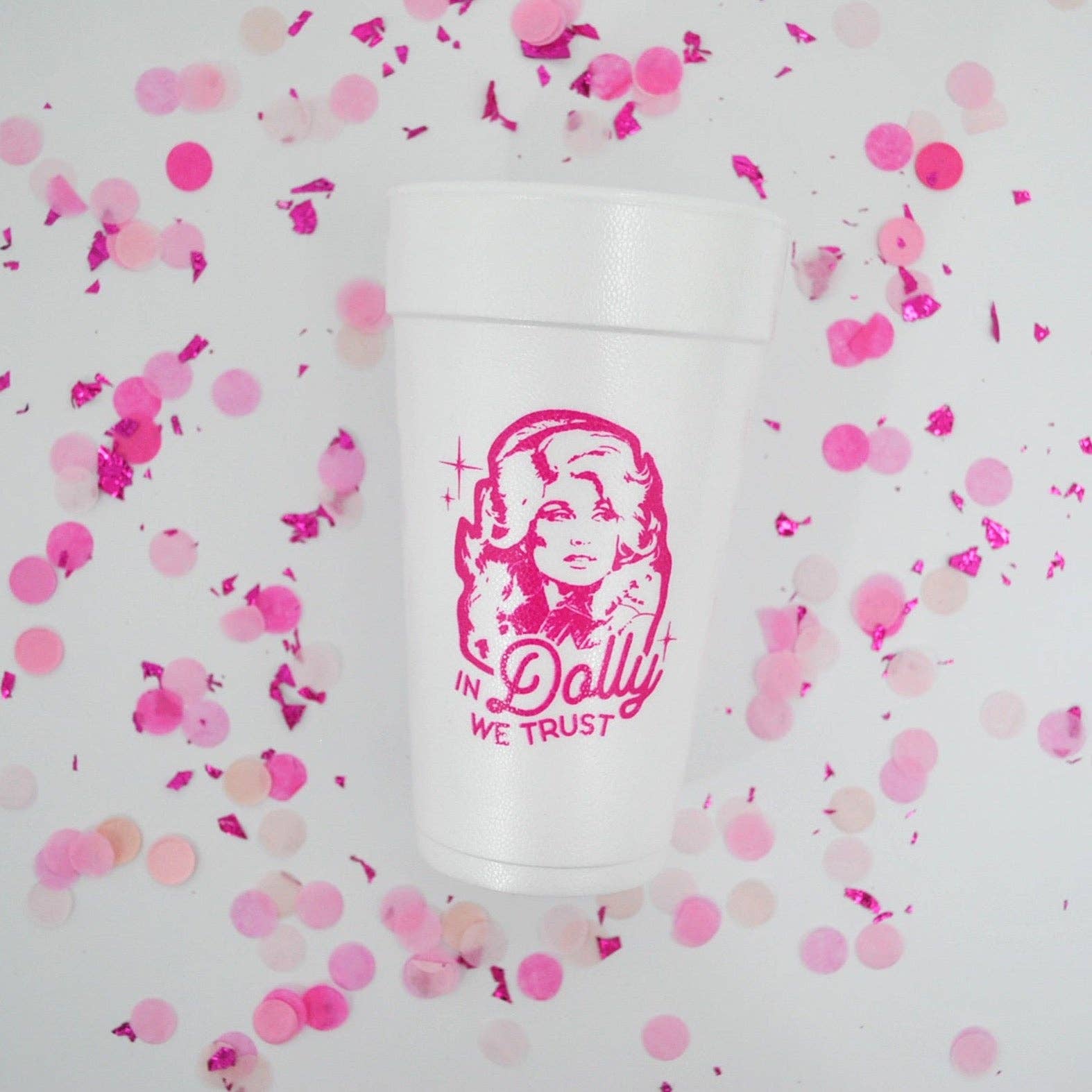 Gatherings by Curated Paperie - Vendita all'ingrosso Tazze monouso - In Dolly We Trust Country Bicchieri in Schiuma da 20oz | Confezione da 10