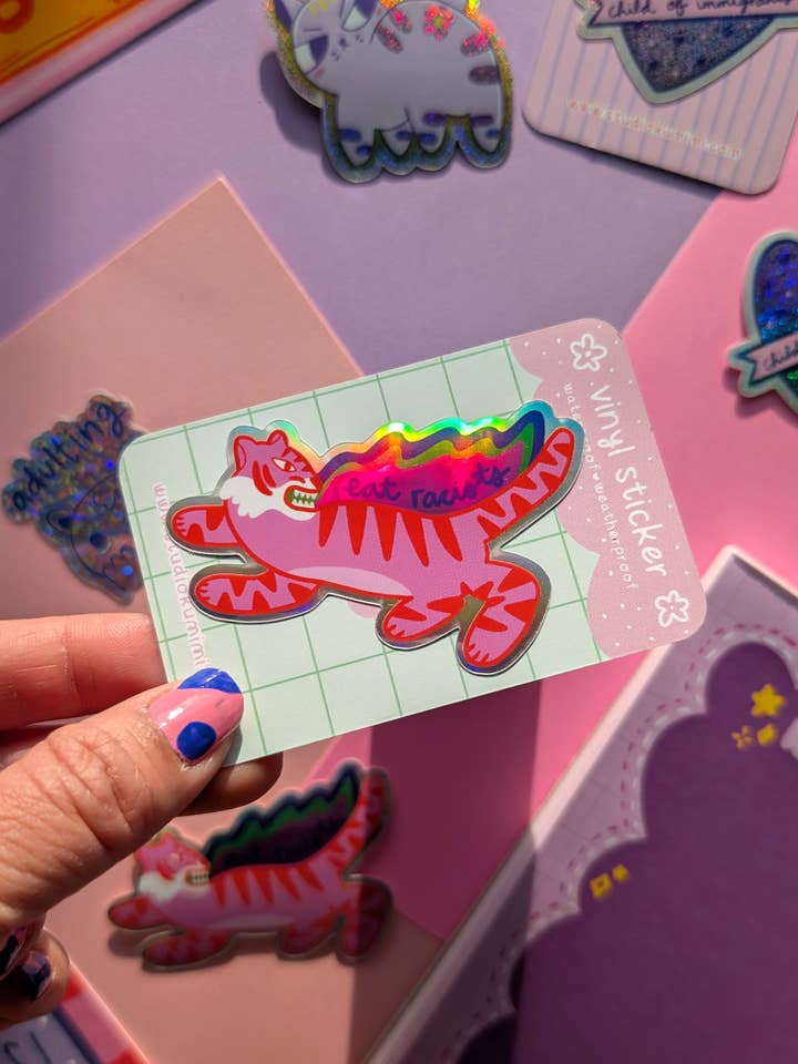 Ät rasister klistermärke för wholesale av Studio Kumimi