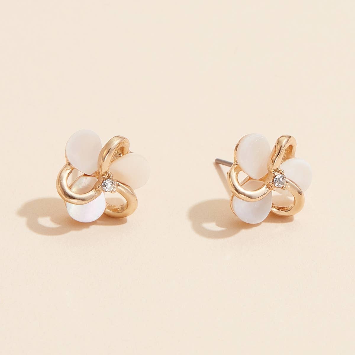 Frem - Wholesale Stud/Post Earrings - Floral Shell Stud Earrings