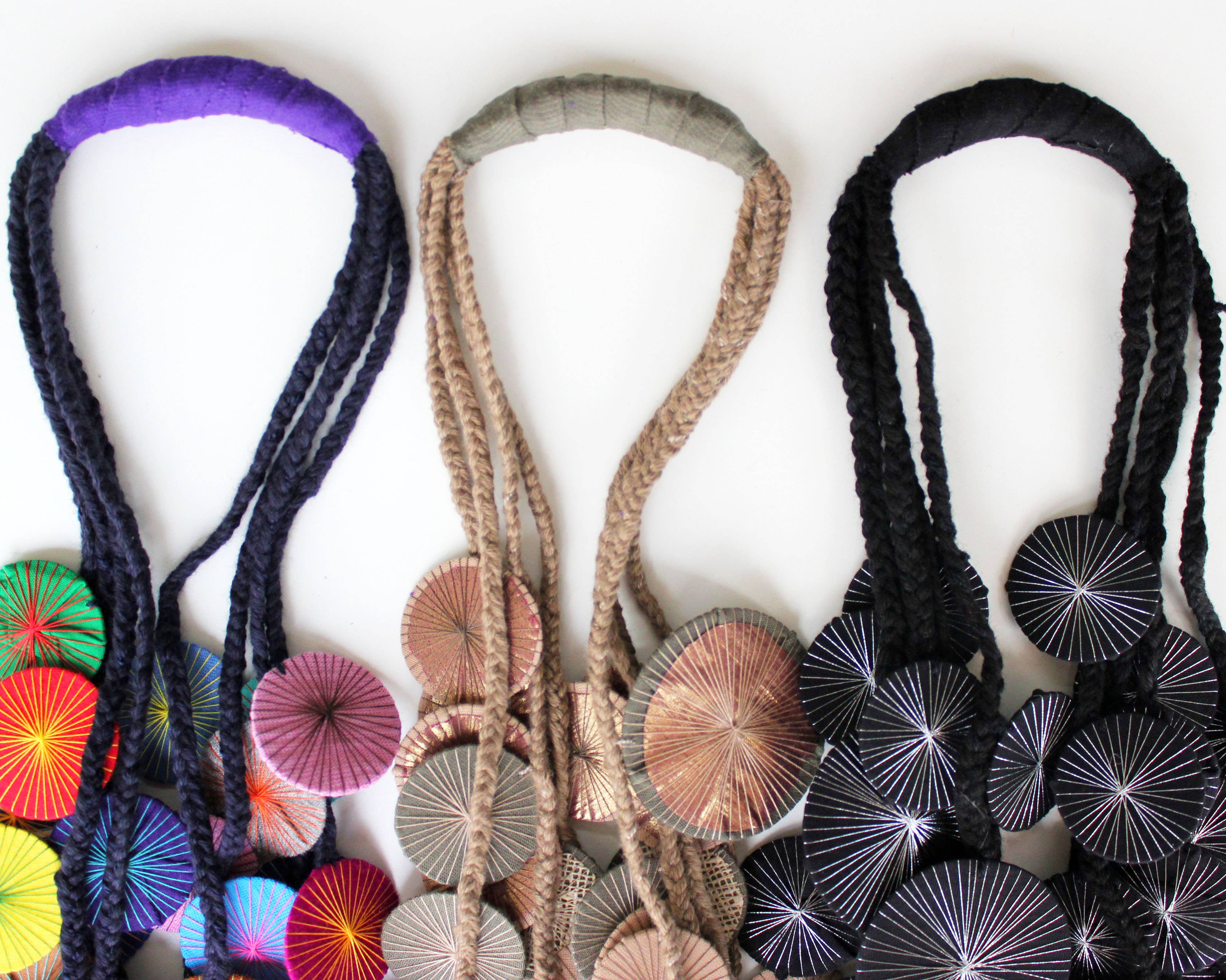 Beyond Threads - Vente Colliers plastrons - Collier artisanal Platillos en textile recyclé3