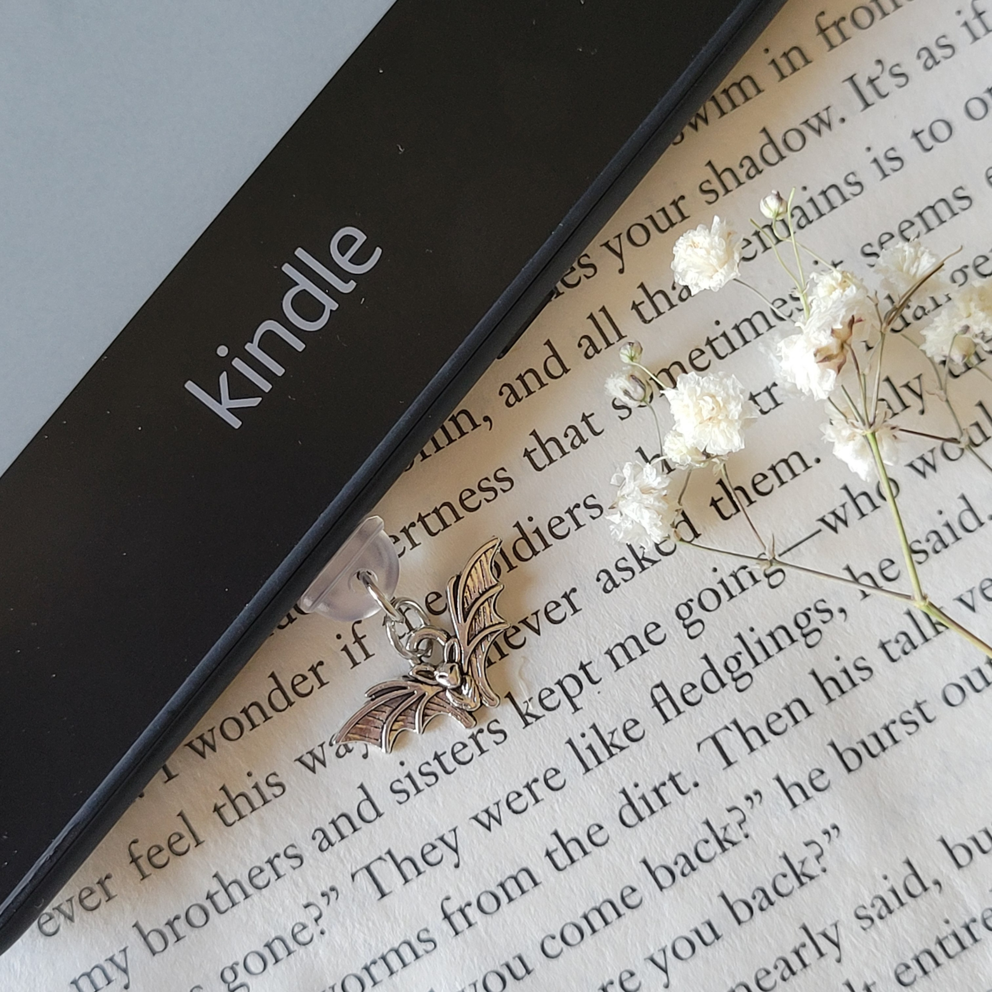 Bookish Heaux - Wholesale Individual Charm/Pendant - Romantasy Book Kindle USB Type C Charms3