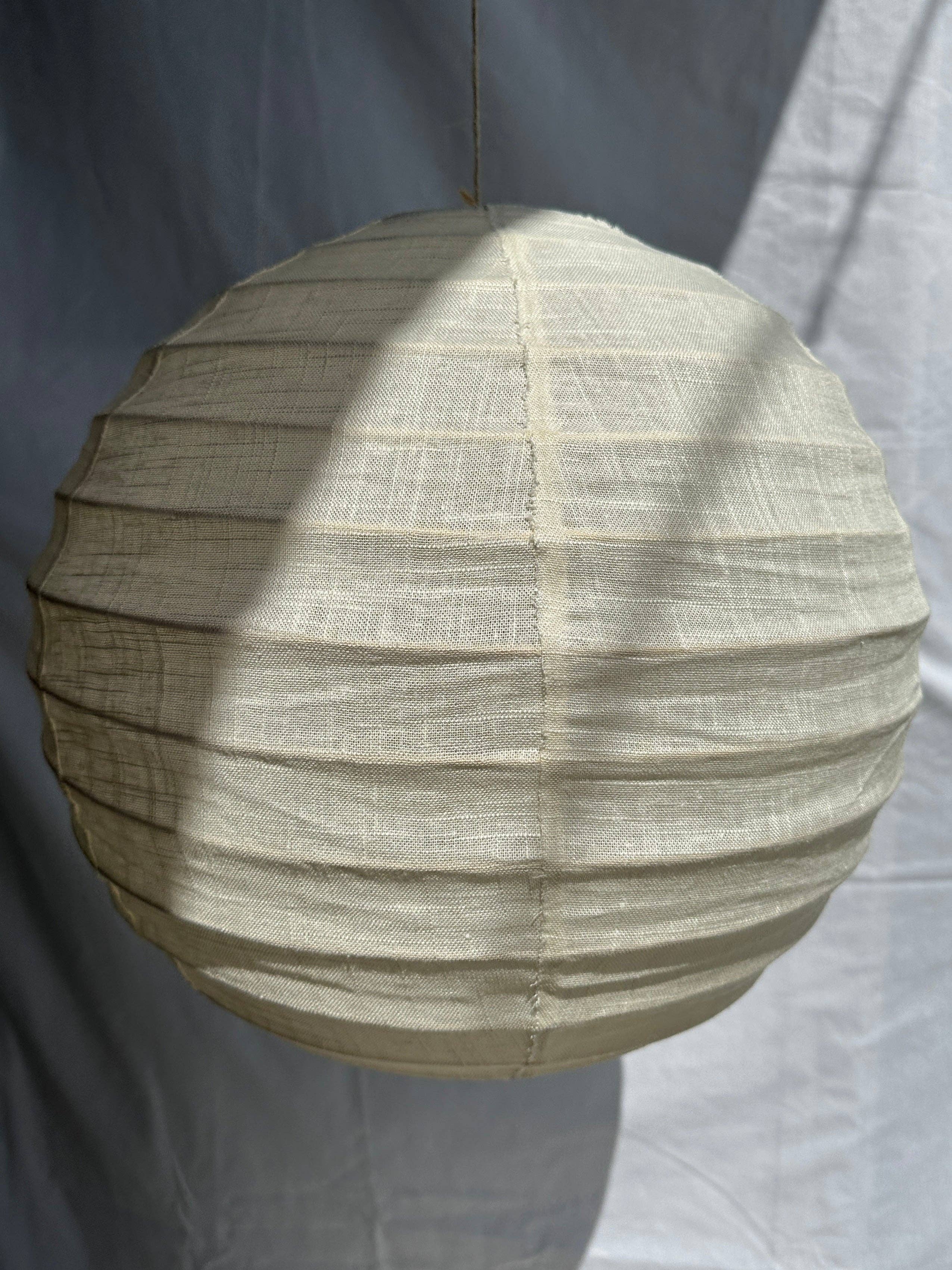 Office Objets - Wholesale Chandelier/Hanging Light - Medium round Japanese-style pendant light in rattan and natural linen D:4013