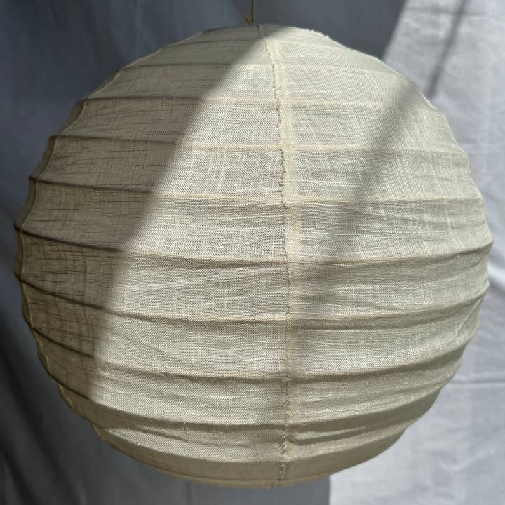 Office Objets - Wholesale Chandelier/Hanging Light - Medium round Japanese-style pendant light in rattan and natural linen D:4013