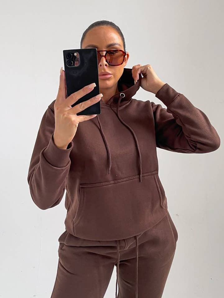 Set tuta da jogging skinny e felpa con cappuccio color cioccolato - Bellamy per la vendita all'ingrosso da parte di Femme Luxe