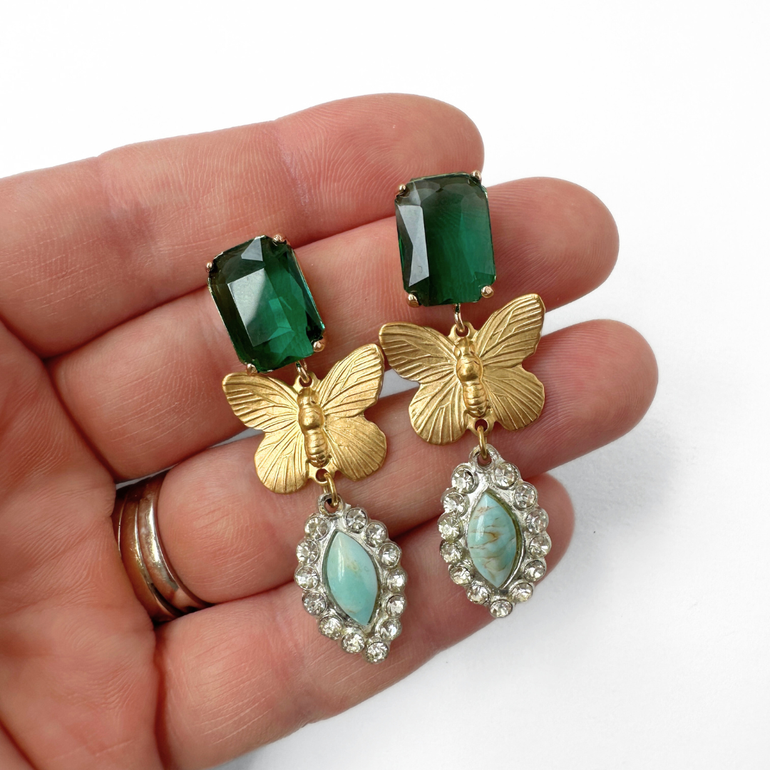 Lulu’s Petals - Venta al por mayor Pendientes colgantes - Pendientes de mariposa de latón con colgantes vintage de turquesa y pedrería y poste grande verde.1